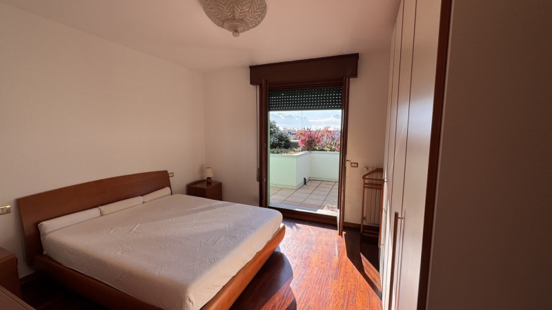 Venite a scoprire questo affascinante attico situato al quarto piano di un elegante complesso res...