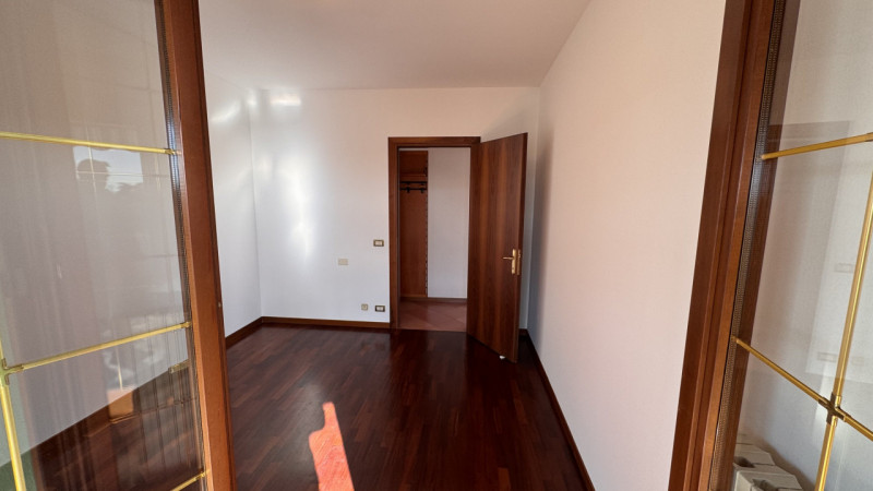 Venite a scoprire questo affascinante attico situato al quarto piano di un elegante complesso res...