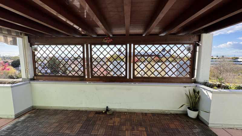 Venite a scoprire questo affascinante attico situato al quarto piano di un elegante complesso res...