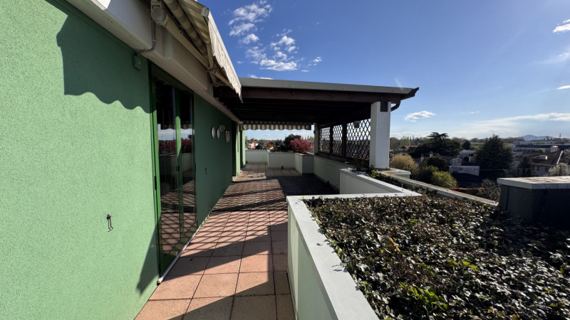 Venite a scoprire questo affascinante attico situato al quarto piano di un elegante complesso res...