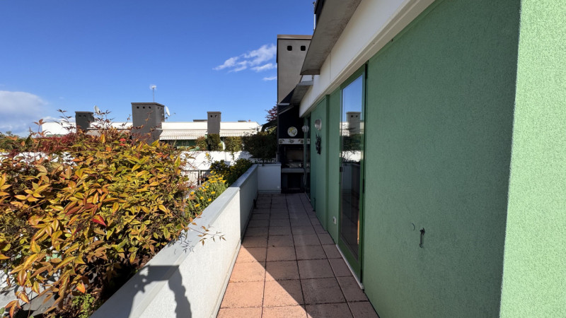 Venite a scoprire questo affascinante attico situato al quarto piano di un elegante complesso res...