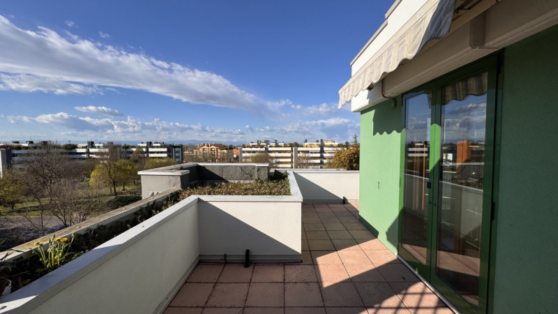 Venite a scoprire questo affascinante attico situato al quarto piano di un elegante complesso res...