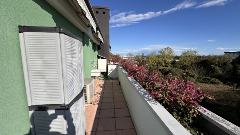 Venite a scoprire questo affascinante attico situato al quarto piano di un elegante complesso res...