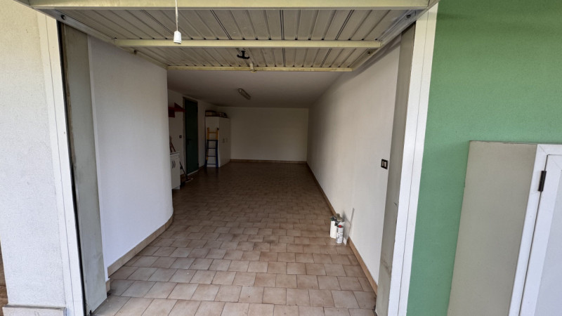 Venite a scoprire questo affascinante attico situato al quarto piano di un elegante complesso res...