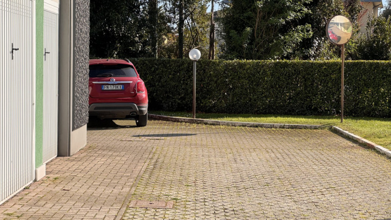 Venite a scoprire questo affascinante attico situato al quarto piano di un elegante complesso res...