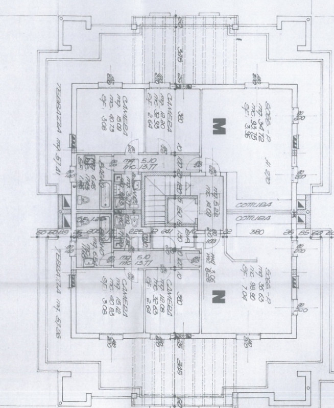 Venite a scoprire questo affascinante attico situato al quarto piano di un elegante complesso res...