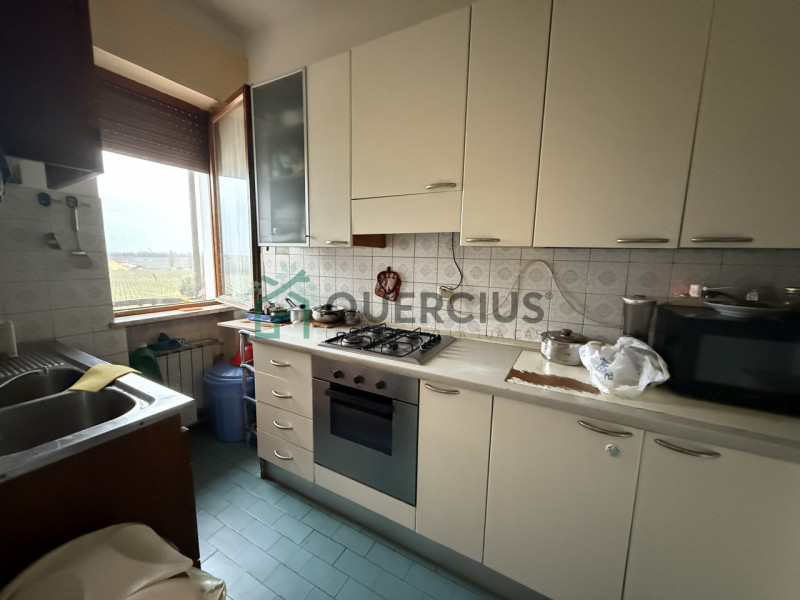 In tranquilla zona residenziale proponiamo in vendita ampio pentalocale al piano secondo.
L'appar...