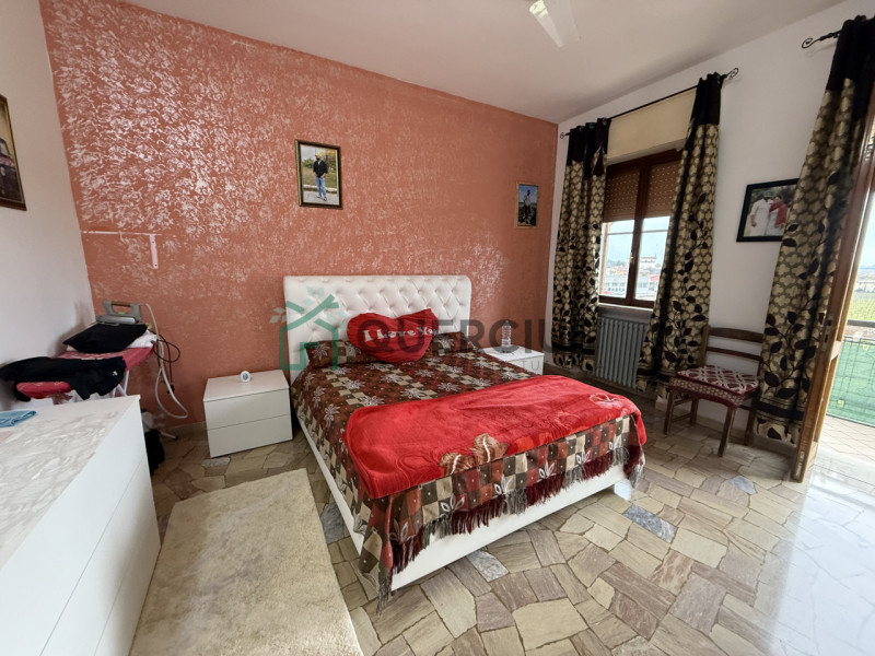 In tranquilla zona residenziale proponiamo in vendita ampio pentalocale al piano secondo.
L'appar...