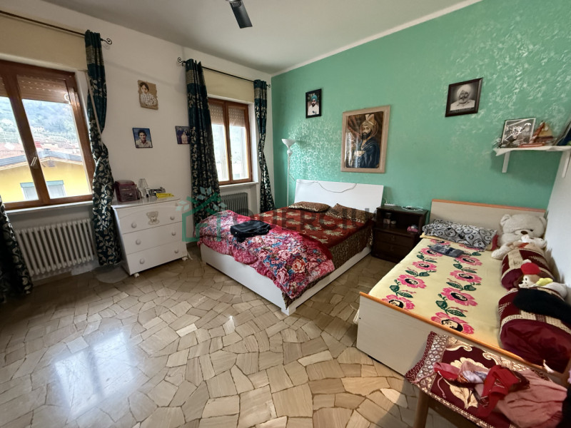 In tranquilla zona residenziale proponiamo in vendita ampio pentalocale al piano secondo.
L'appar...