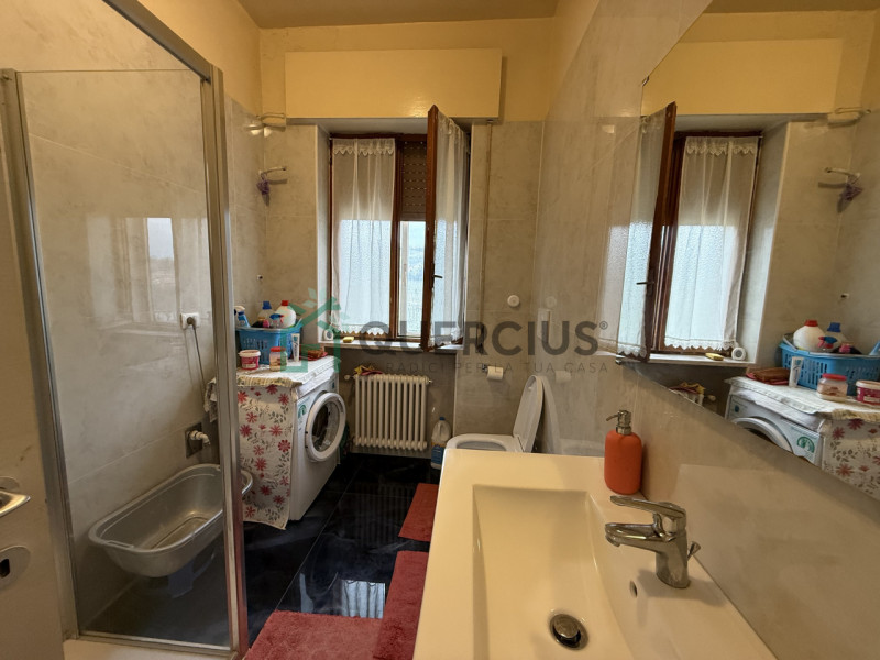 In tranquilla zona residenziale proponiamo in vendita ampio pentalocale al piano secondo.
L'appar...