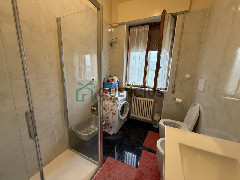 In tranquilla zona residenziale proponiamo in vendita ampio pentalocale al piano secondo.
L'appar...