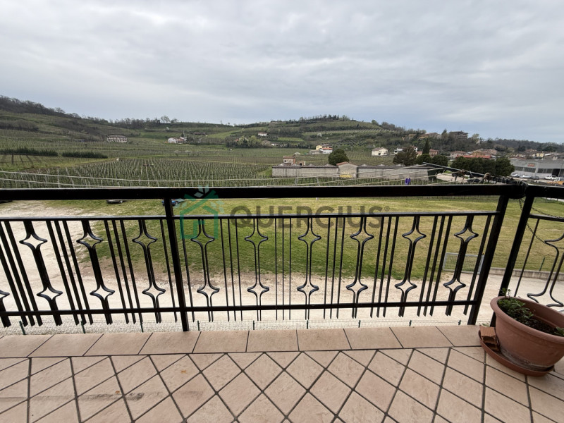 In tranquilla zona residenziale proponiamo in vendita ampio pentalocale al piano secondo.
L'appar...