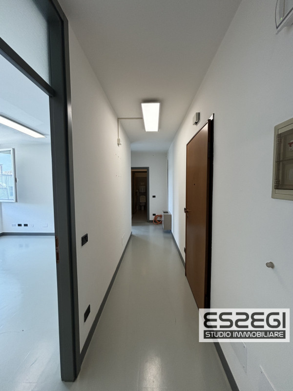 LIMENA: Proponiamo in locazione ufficio situato al primo piano all’interno di un contesto direzio...