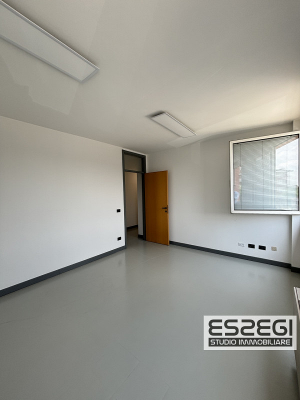 LIMENA: Proponiamo in locazione ufficio situato al primo piano all’interno di un contesto direzio...