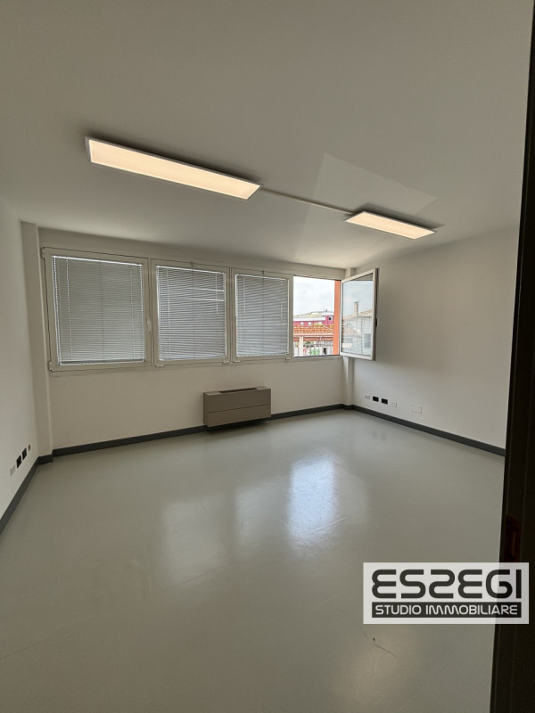 LIMENA: Proponiamo in locazione ufficio situato al primo piano all’interno di un contesto direzio...