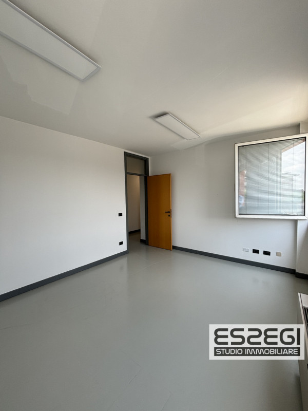 LIMENA: Proponiamo in locazione ufficio situato al primo piano all’interno di un contesto direzio...