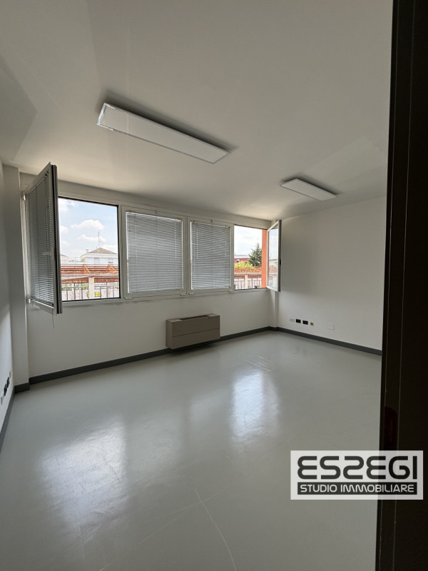 LIMENA: Proponiamo in locazione ufficio situato al primo piano all’interno di un contesto direzio...