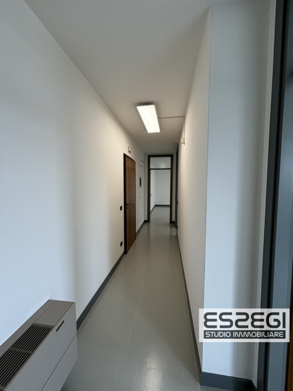 LIMENA: Proponiamo in locazione ufficio situato al primo piano all’interno di un contesto direzio...