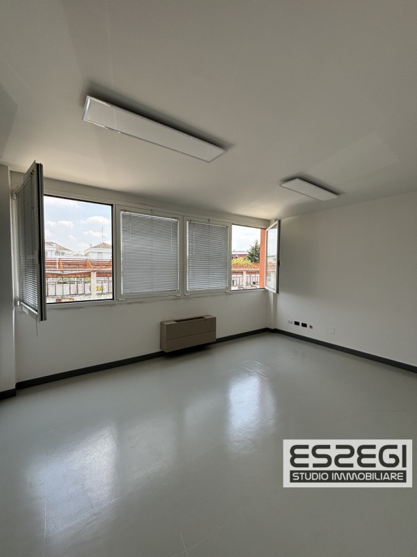 LIMENA: Proponiamo in locazione ufficio situato al primo piano all’interno di un contesto direzio...