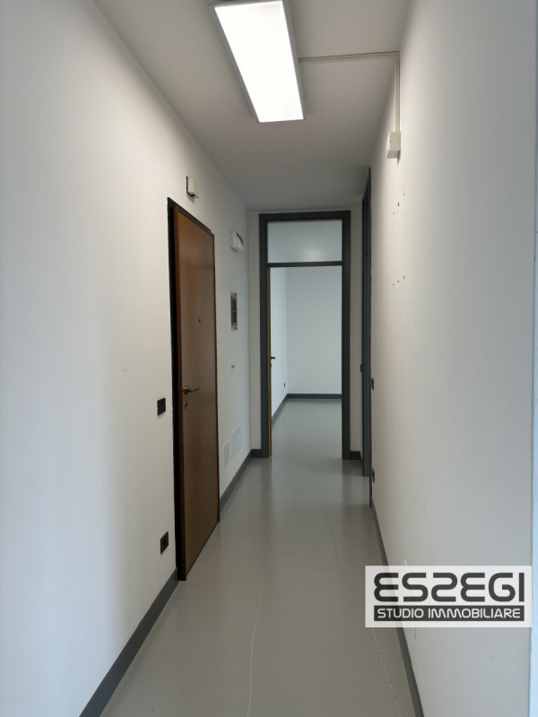 LIMENA: Proponiamo in locazione ufficio situato al primo piano all’interno di un contesto direzio...