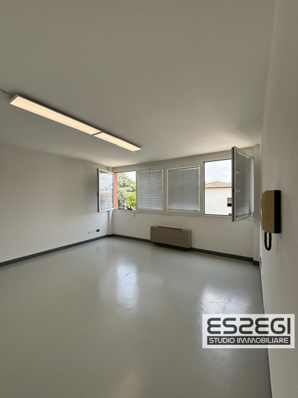 LIMENA: Proponiamo in locazione ufficio situato al primo piano all’interno di un contesto direzio...