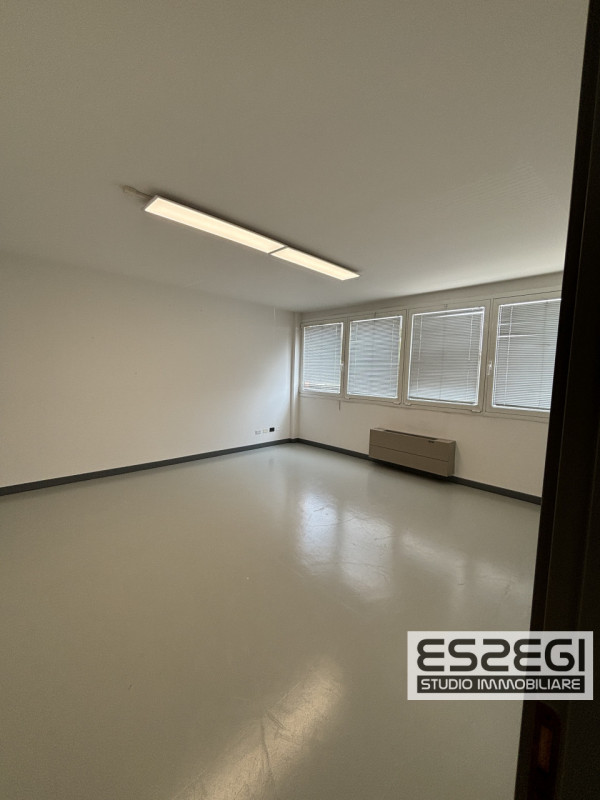 LIMENA: Proponiamo in locazione ufficio situato al primo piano all’interno di un contesto direzio...