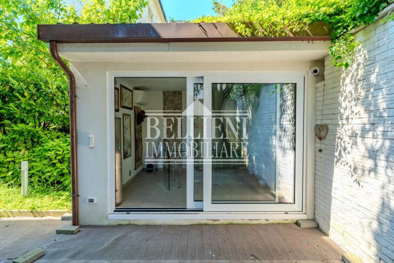 SANT'ANDREA - Proponiamo in vendita un elegante villetta indipendente situata in una zona residen...