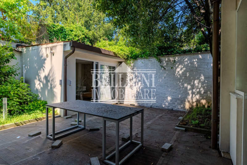 SANT'ANDREA - Proponiamo in vendita un elegante villetta indipendente situata in una zona residen...