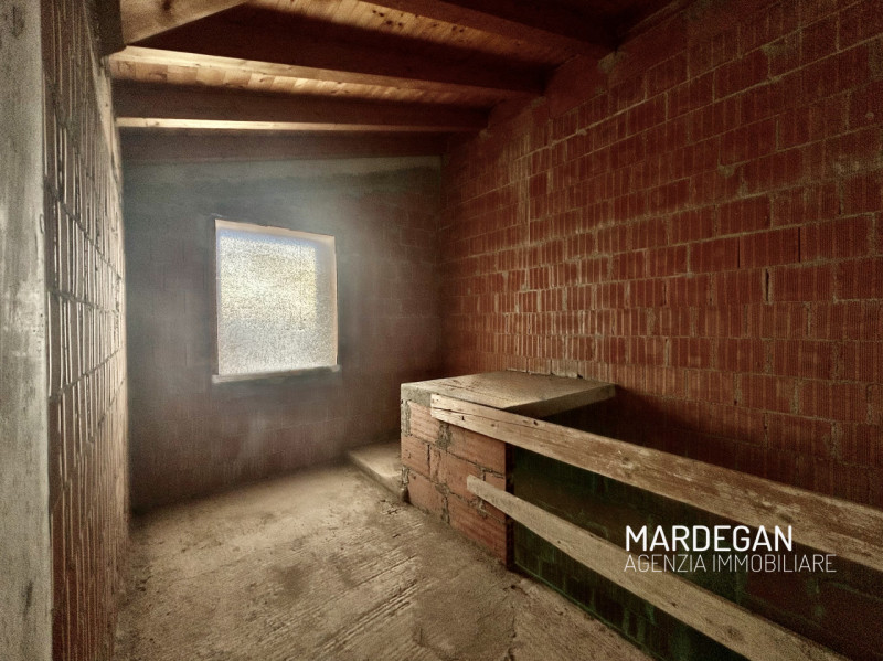 Situata nel cuore del centro di San Martino di Lupari, questa straordinaria bifamiliare in vendit...