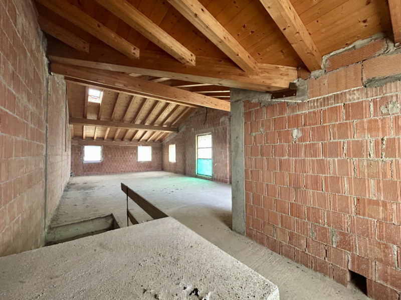 Situata nel cuore del centro di San Martino di Lupari, questa straordinaria bifamiliare in vendit...