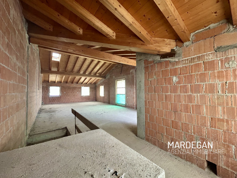 Situata nel cuore del centro di San Martino di Lupari, questa straordinaria bifamiliare in vendit...