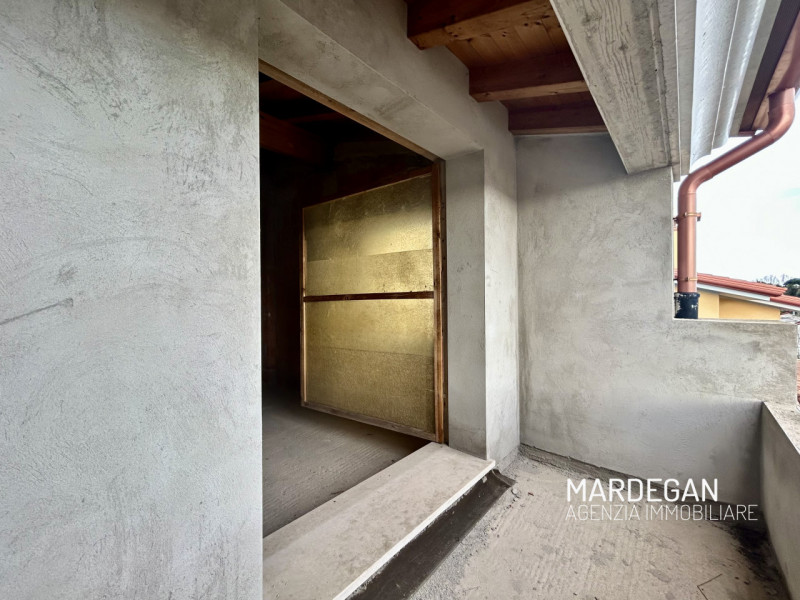 Situata nel cuore del centro di San Martino di Lupari, questa straordinaria bifamiliare in vendit...