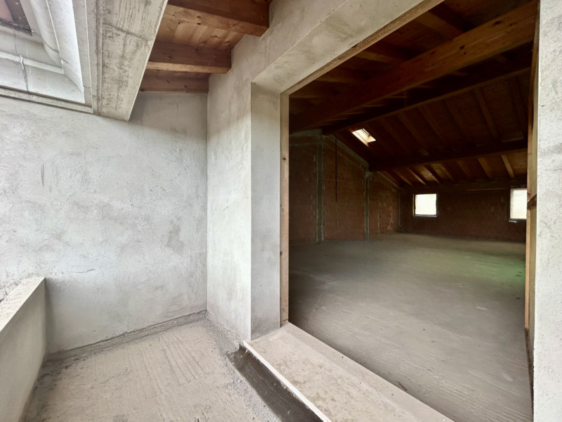 Situata nel cuore del centro di San Martino di Lupari, questa straordinaria bifamiliare in vendit...