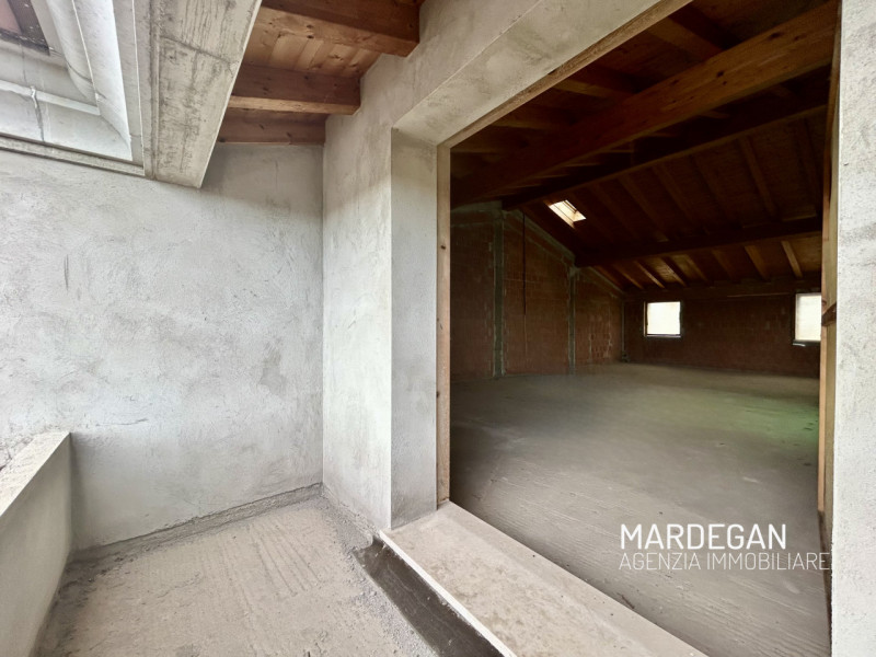 Situata nel cuore del centro di San Martino di Lupari, questa straordinaria bifamiliare in vendit...