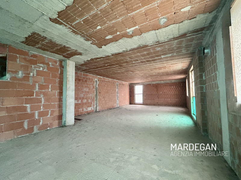 Situata nel cuore del centro di San Martino di Lupari, questa straordinaria bifamiliare in vendit...