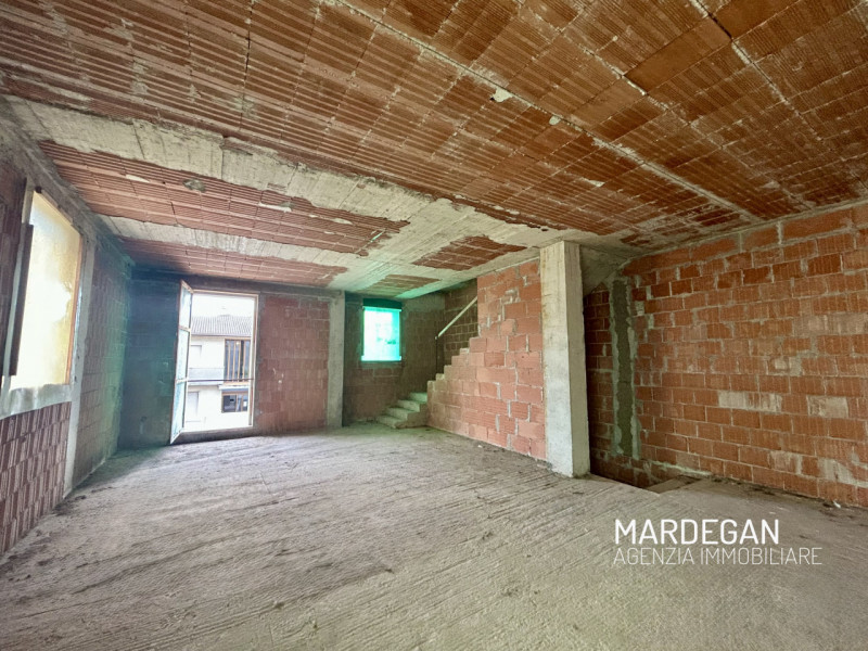 Situata nel cuore del centro di San Martino di Lupari, questa straordinaria bifamiliare in vendit...