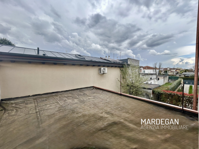 Situata nel cuore del centro di San Martino di Lupari, questa straordinaria bifamiliare in vendit...