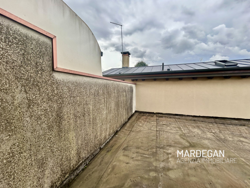 Situata nel cuore del centro di San Martino di Lupari, questa straordinaria bifamiliare in vendit...