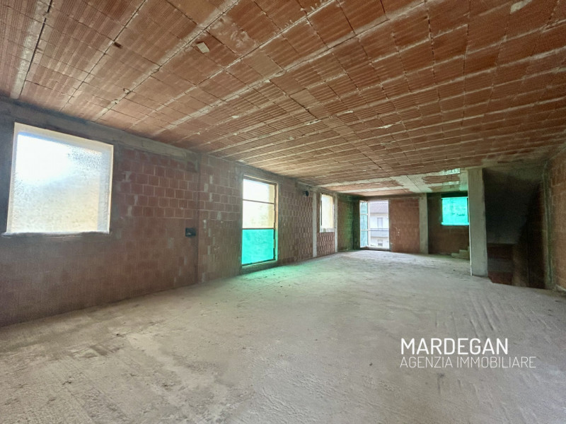 Situata nel cuore del centro di San Martino di Lupari, questa straordinaria bifamiliare in vendit...