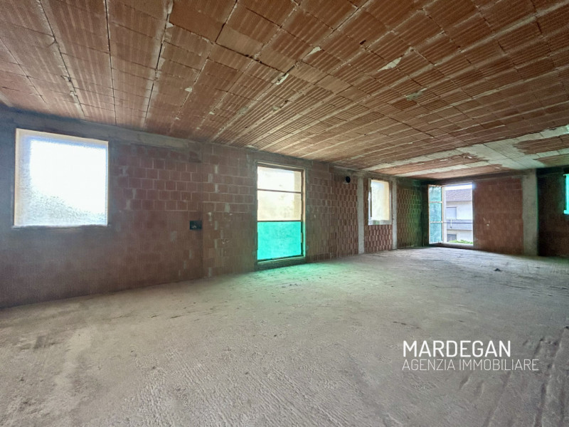 Situata nel cuore del centro di San Martino di Lupari, questa straordinaria bifamiliare in vendit...