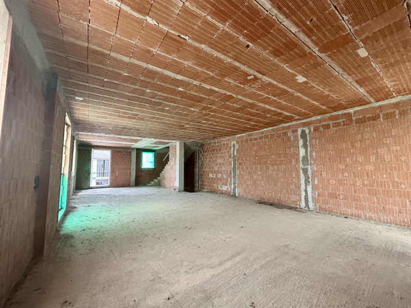 Situata nel cuore del centro di San Martino di Lupari, questa straordinaria bifamiliare in vendit...