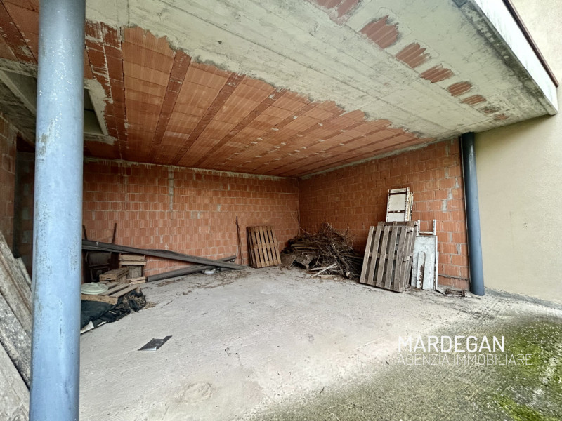 Situata nel cuore del centro di San Martino di Lupari, questa straordinaria bifamiliare in vendit...