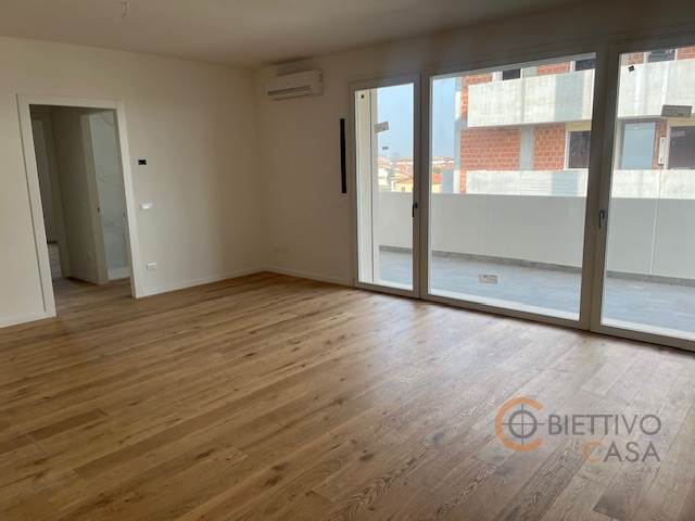 Scoprite un'opportunità unica nel cuore di Vigodarzere! Presentiamo un elegante appartamento tril...