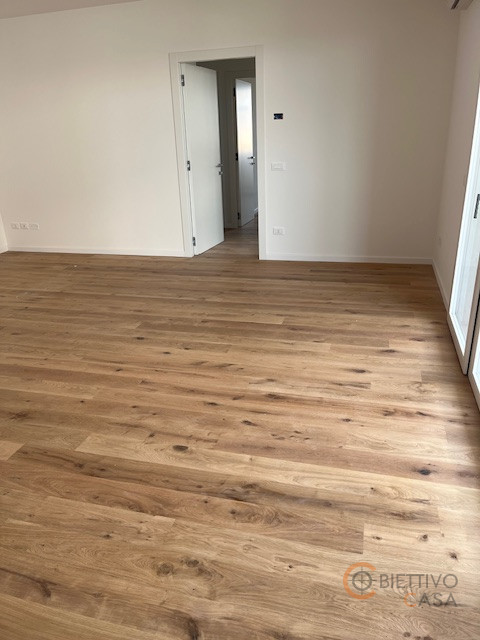 Scoprite un'opportunità unica nel cuore di Vigodarzere! Presentiamo un elegante appartamento tril...