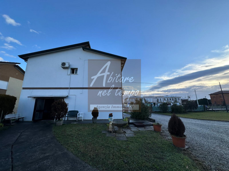 SAN GIORGIO IN BOSCO (PD)

In zona strategica proponiamo un' area edificabile di mq 3.850 con un ...