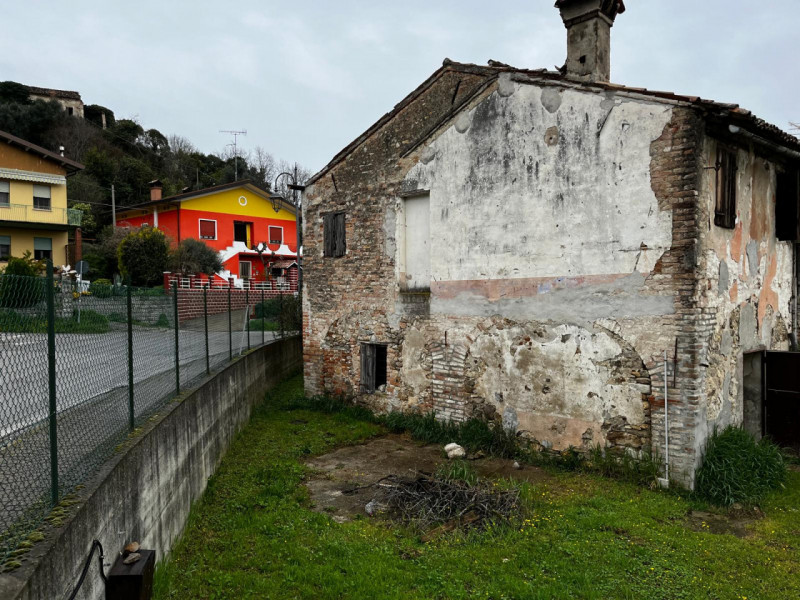 (Per INFO Vittorio 3517343301) Scoprite questa affascinante casa singola, un autentico rustico si...