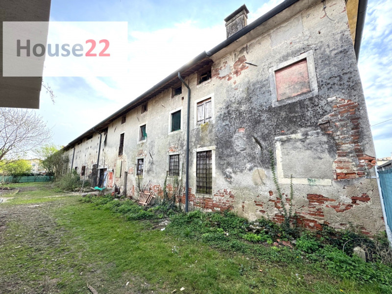 Questo SPAZIOSO TERRATETTO, con una volumetria totale di 1750 mc, fa parte di un contesto rurale ...