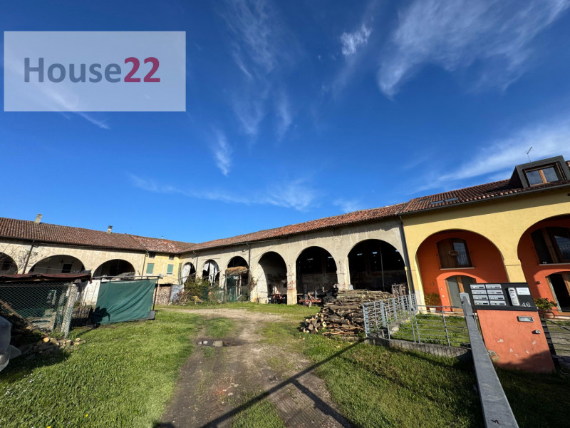 Questo SPAZIOSO TERRATETTO, con una volumetria totale di 1750 mc, fa parte di un contesto rurale ...