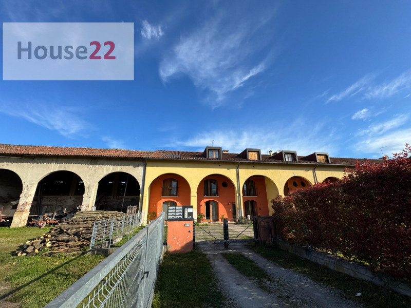 Questo SPAZIOSO TERRATETTO, con una volumetria totale di 1750 mc, fa parte di un contesto rurale ...