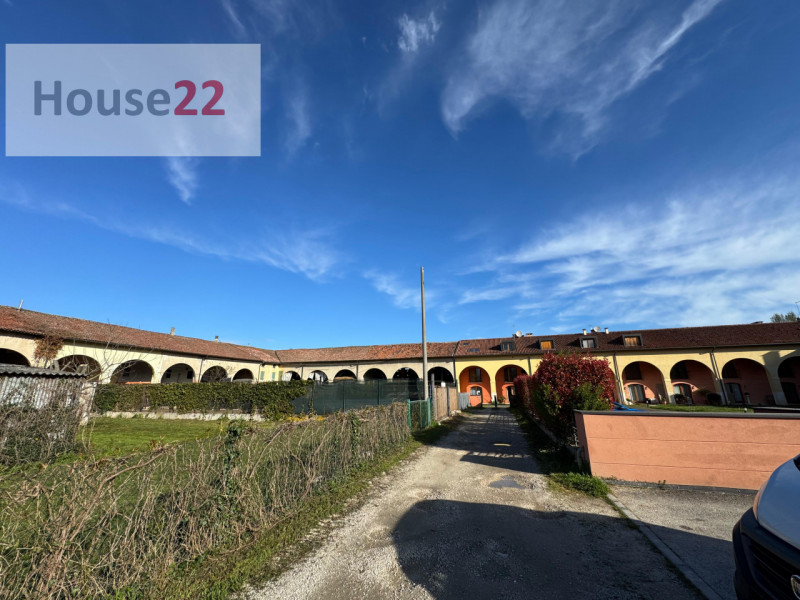 Questo SPAZIOSO TERRATETTO, con una volumetria totale di 1750 mc, fa parte di un contesto rurale ...